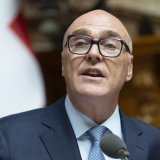 Le conseiller fédéral Martin Pfister a relevé l'importance mondiale qu'ont prise les trois centres sécuritaires financés par la Suisse à Genève (archives). KEYSTONE/PETER SCHNEIDER